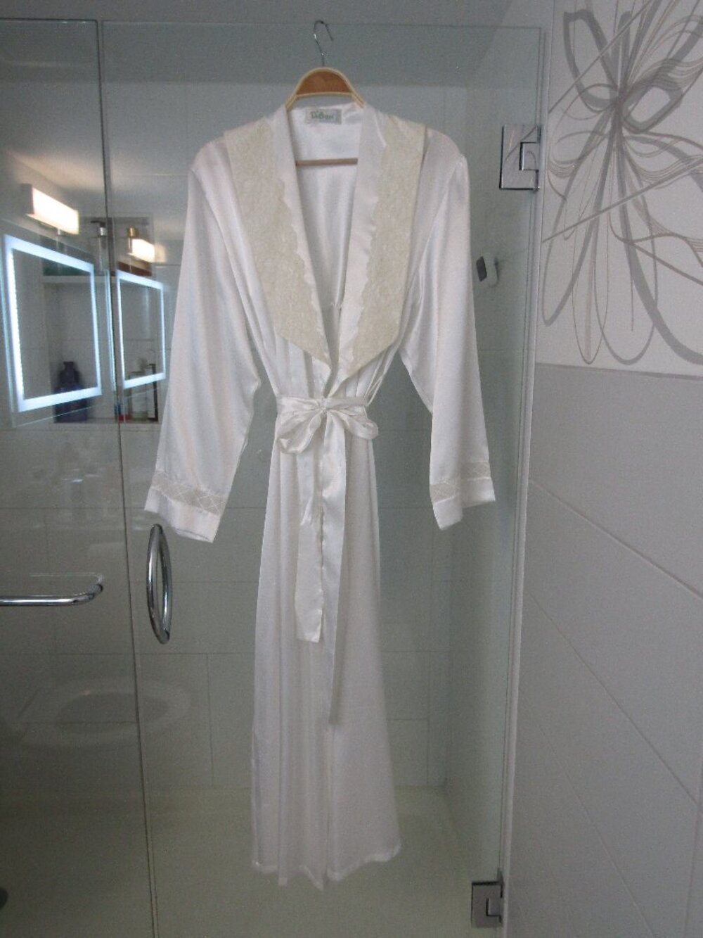 Di Ben Made In Italy White Silky Light Weight Robe--Size 4/48--Excellent!
